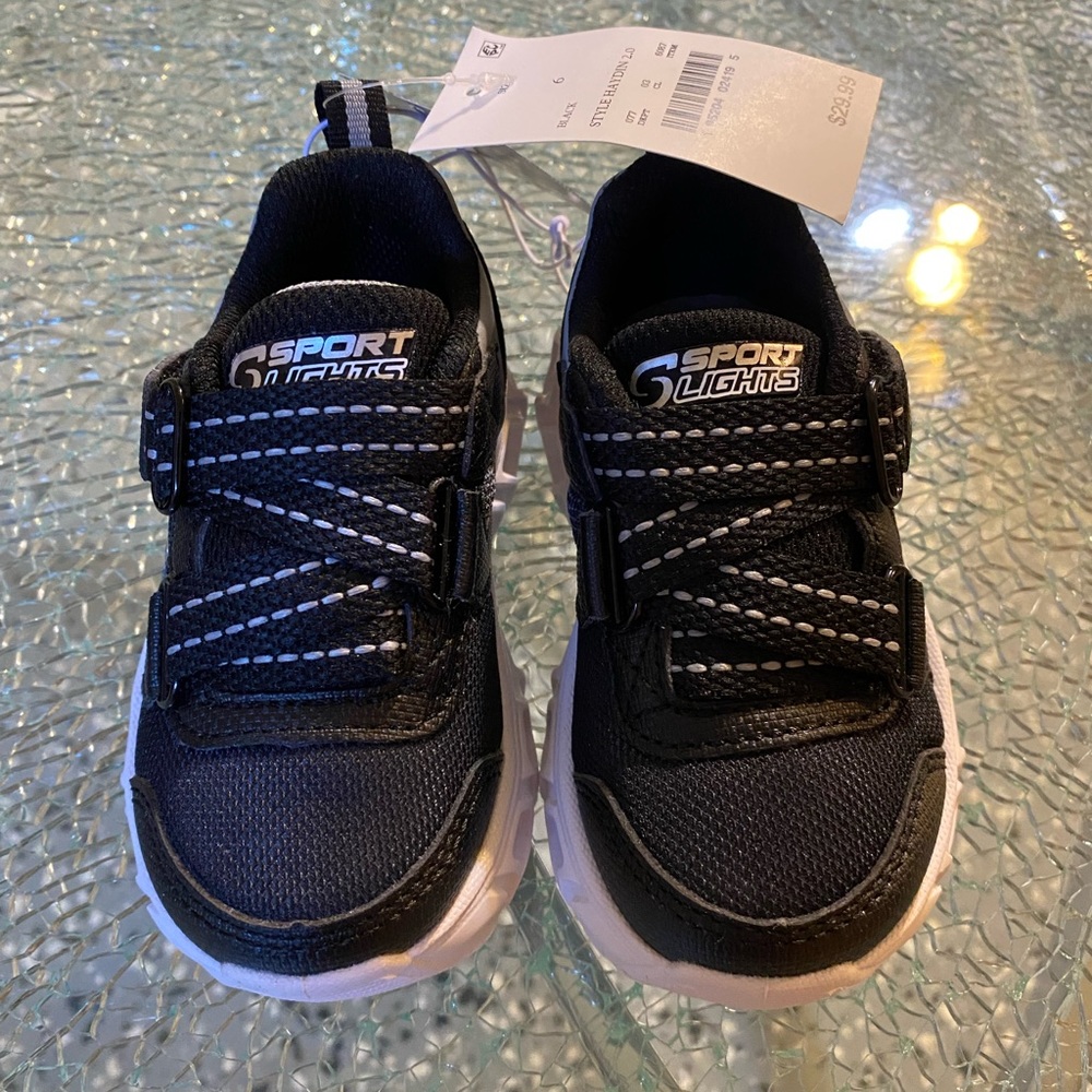 New with tags boy toddler Skechers Haydin 2.0 light up shoes.